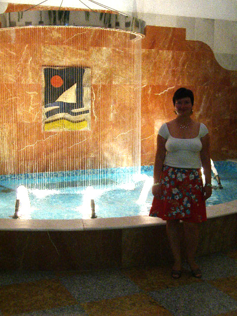 35_new_sukne_ve_dvorane_hotelu