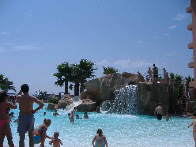 56_spanelaci_v_bazene