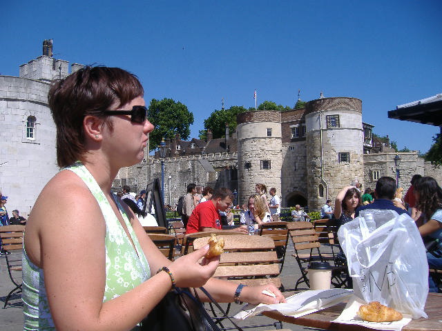 76_pazroutek_pred_towerem