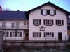 03_unsere_gasthaus_unsere_vokno_nad_dvermi_vpravo