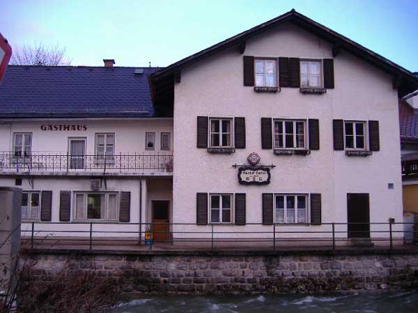 03_unsere_gasthaus_unsere_vokno_nad_dvermi_vpravo